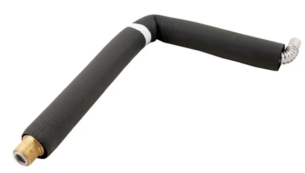 Knickrohr mit schwarzem Isoliermaterial und metallenen Enden. Geeignet für Solarverrohrungssysteme, kompatibel mit Wolf Produkten.